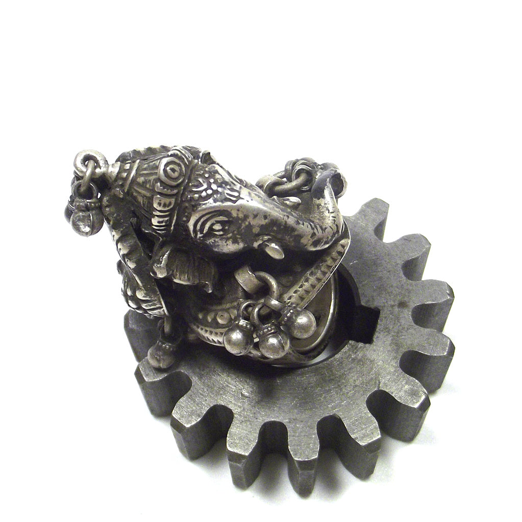 ANELLO GANESH con pavone antico in argento 925 – dettaglio Ganesh