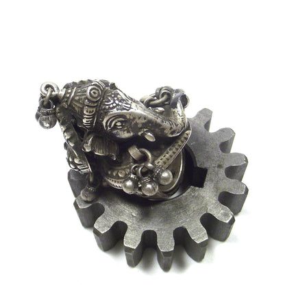 ANELLO GANESH con pavone antico in argento 925 – dettaglio Ganesh