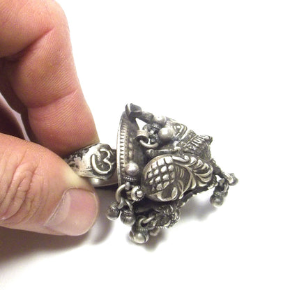 ANELLO GANESH con pavone antico in argento 925 – fascia decorata