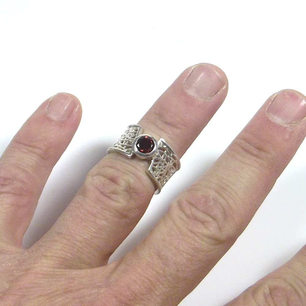 ANELLO GRANATO e argento sfaccettato e filigrana | FASCIA – immagine4