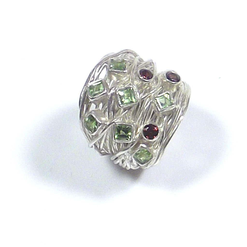 Gioiello contemporaneo | ANELLO in argento 925 con PERIDOTO e granato