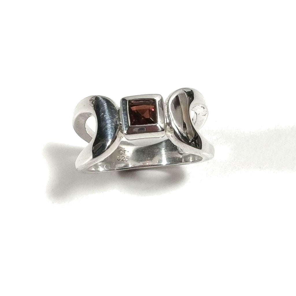 Fascia con pietra sfaccettata in argento 925 | granato | Gioielli contemporanei