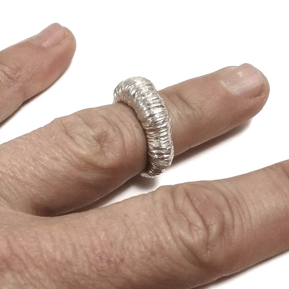 Fascia alta rigata e stilizzata in argento 925 | Gioielli contemporanei