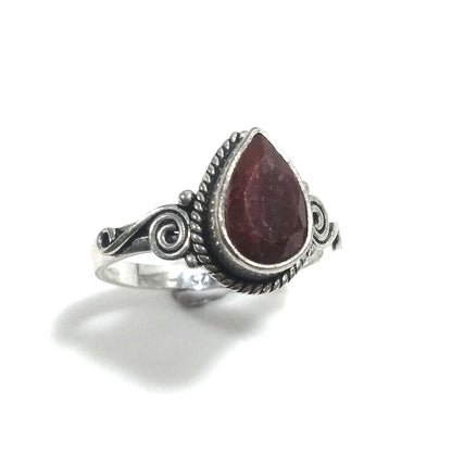 Anello con pietra in argento 925 con radice di rubino