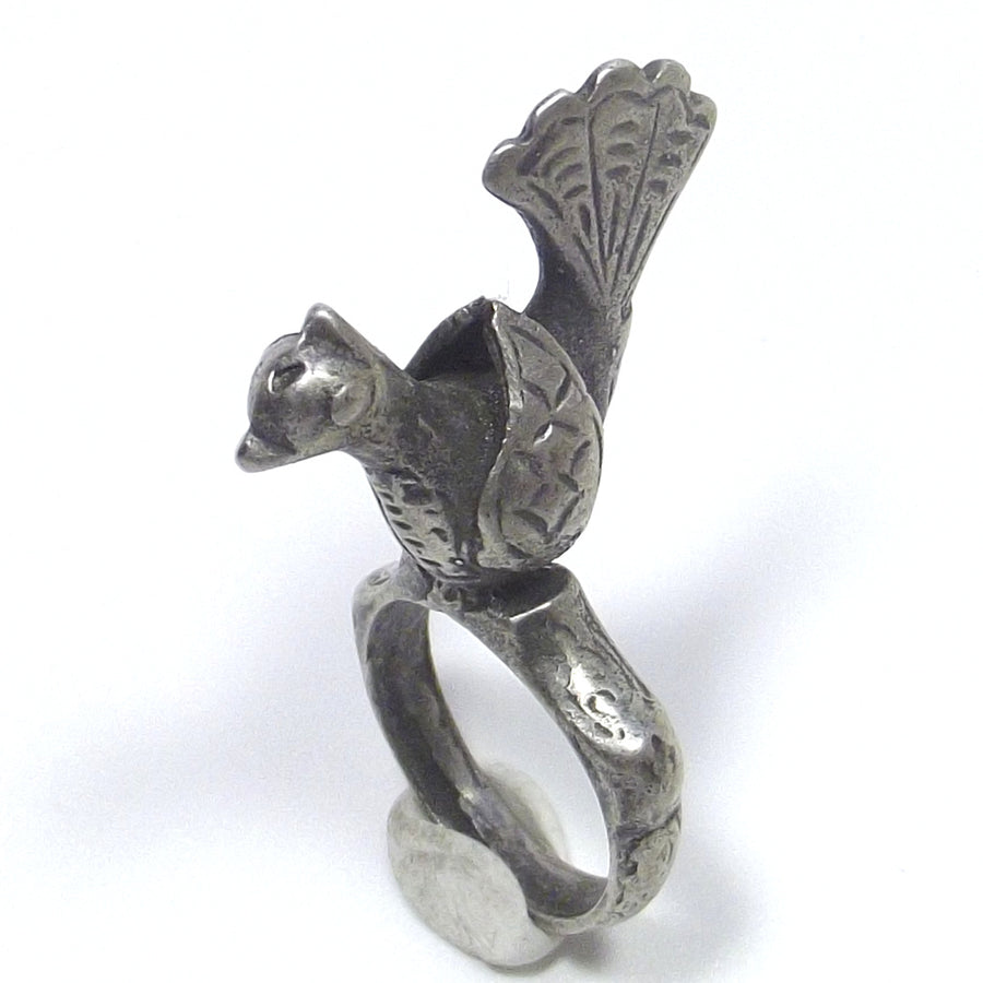 Anello sigillo etnico in argento antico pavone - BASTI