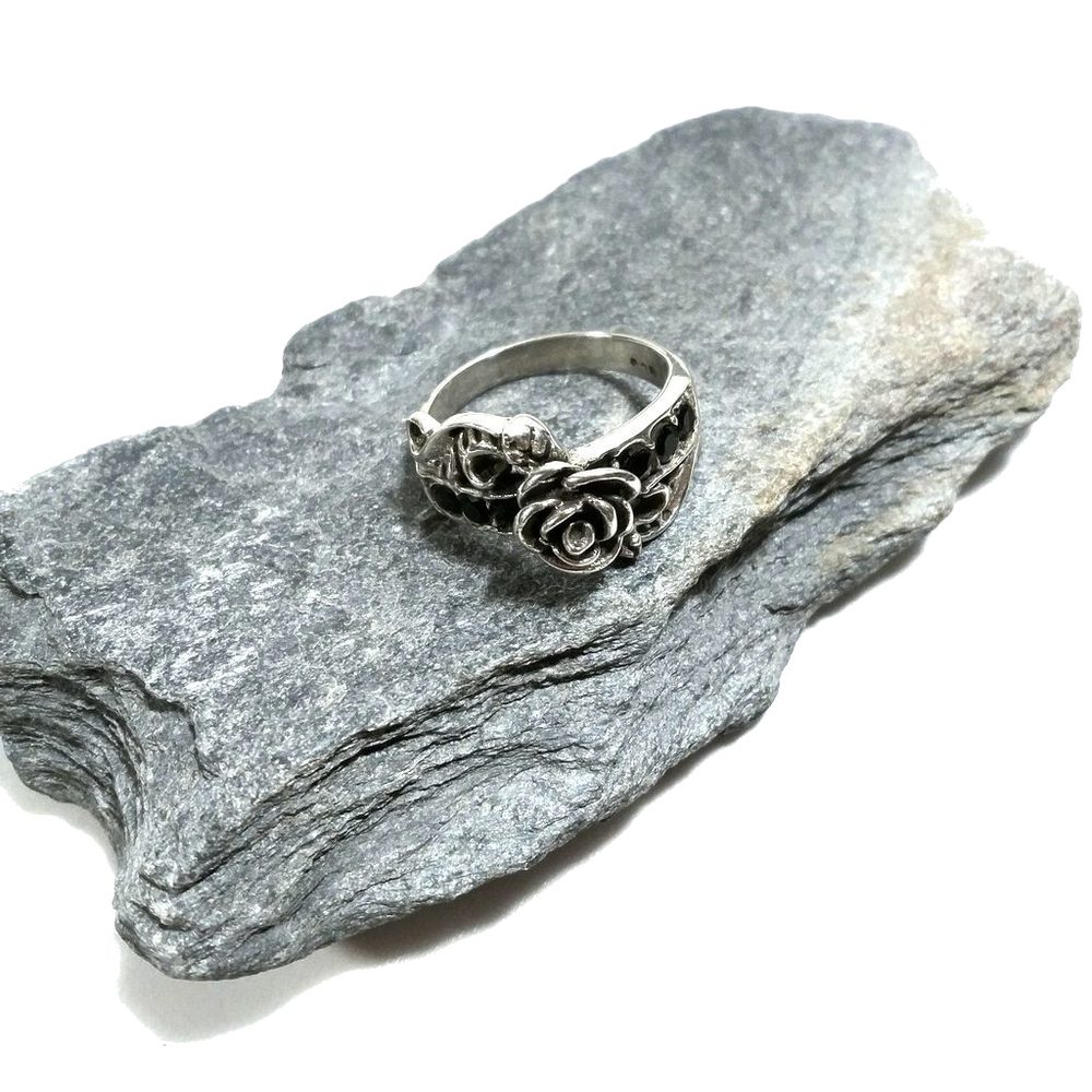 ROSA | Anello in argento 925 con FIORE pietra di luna, SPINELLO NERO | GIOIELLI