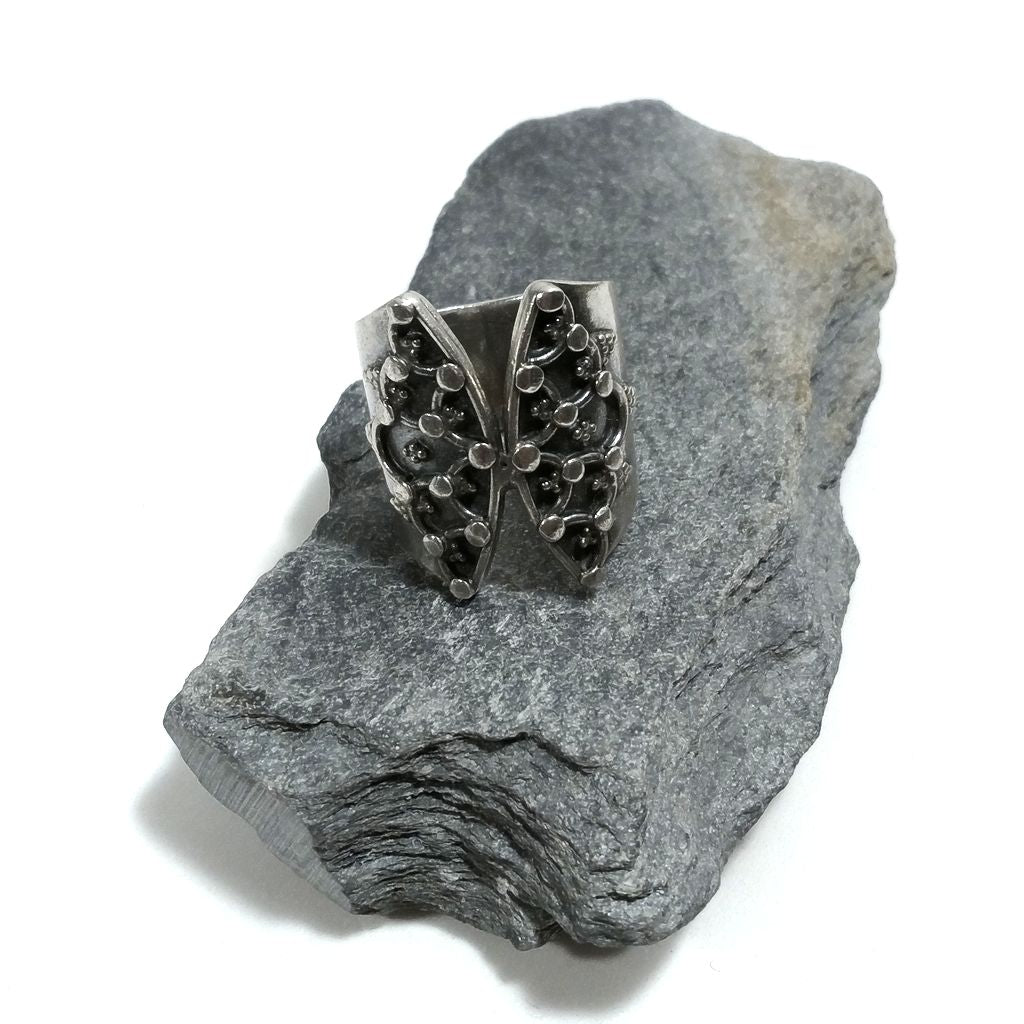 Anello in argento 925 a fascia larga decorata - KONNI