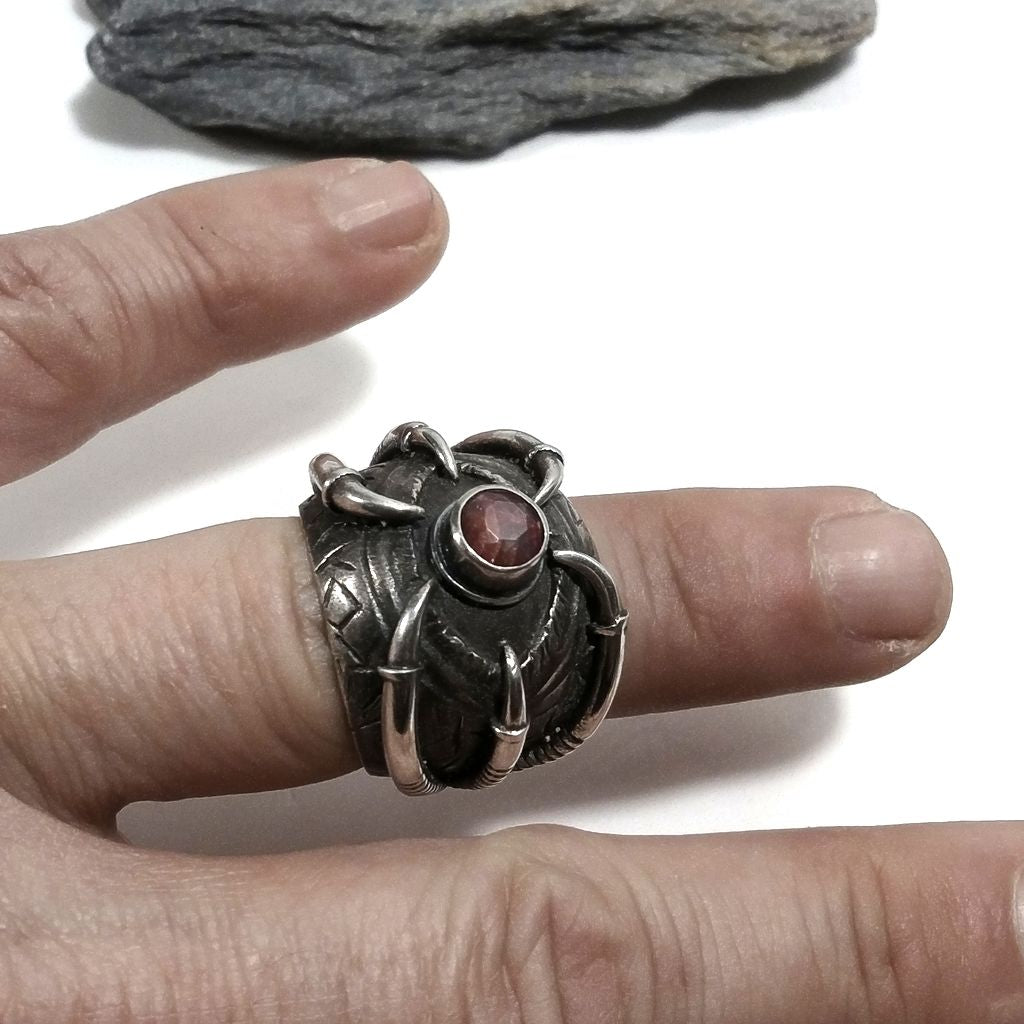 Fascia bombata stile H.R. GIGER | ANELLO FASCIA d'argento 925 | Rubino