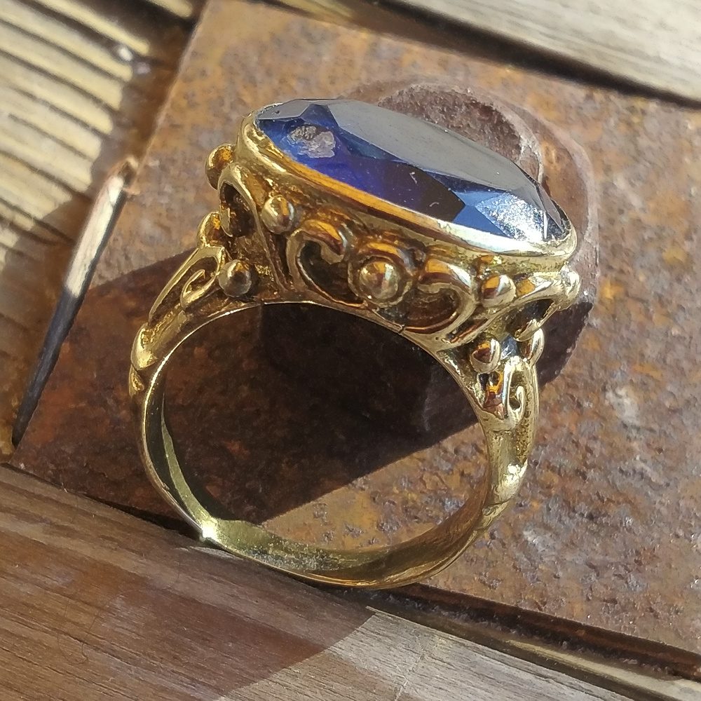 ANELLO con pietra AANGA in ottone color oro – cristallo blu