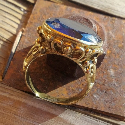 ANELLO con pietra AANGA in ottone color oro – cristallo blu