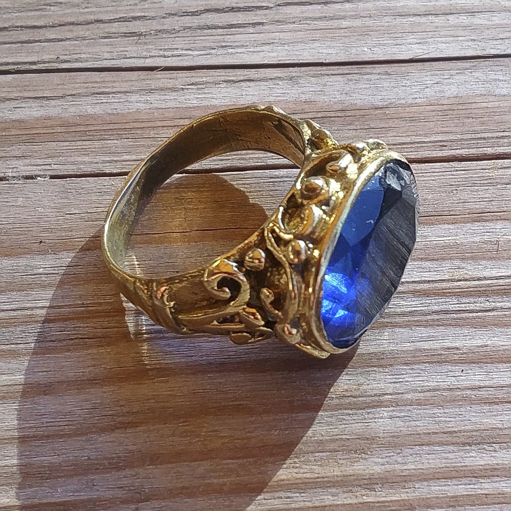 ANELLO con pietra AANGA in ottone color oro – cristallo blu