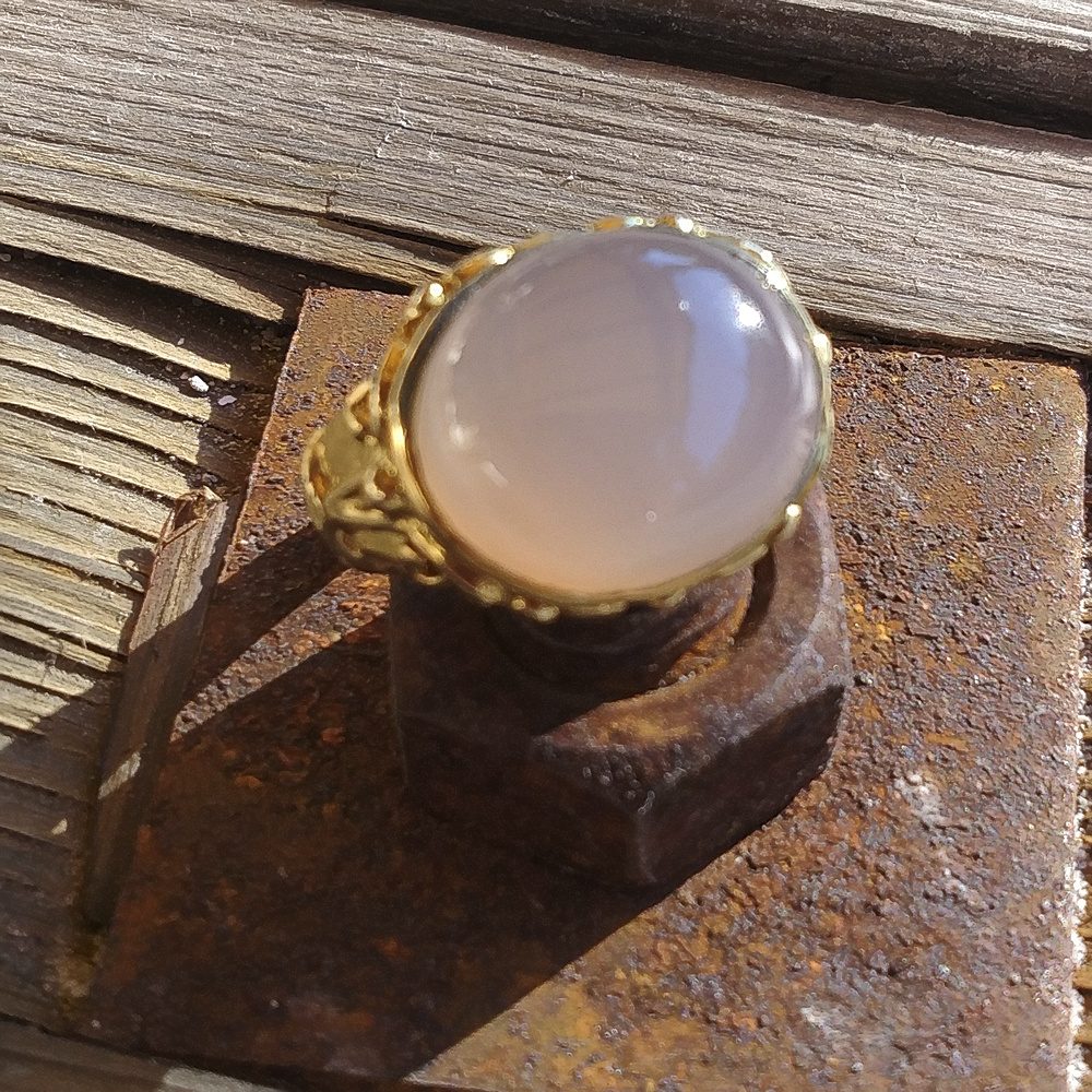 ANELLO con pietra AANGA in ottone color oro – calcedonio rosa