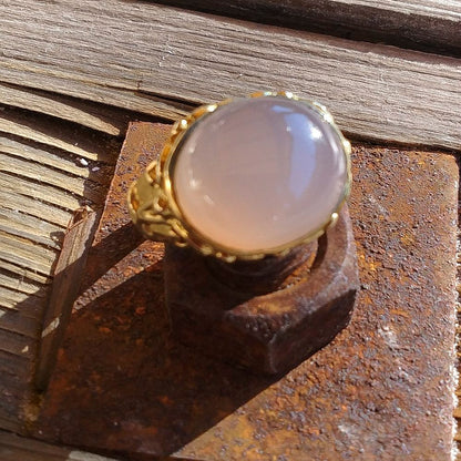 ANELLO con pietra AANGA in ottone color oro – calcedonio rosa