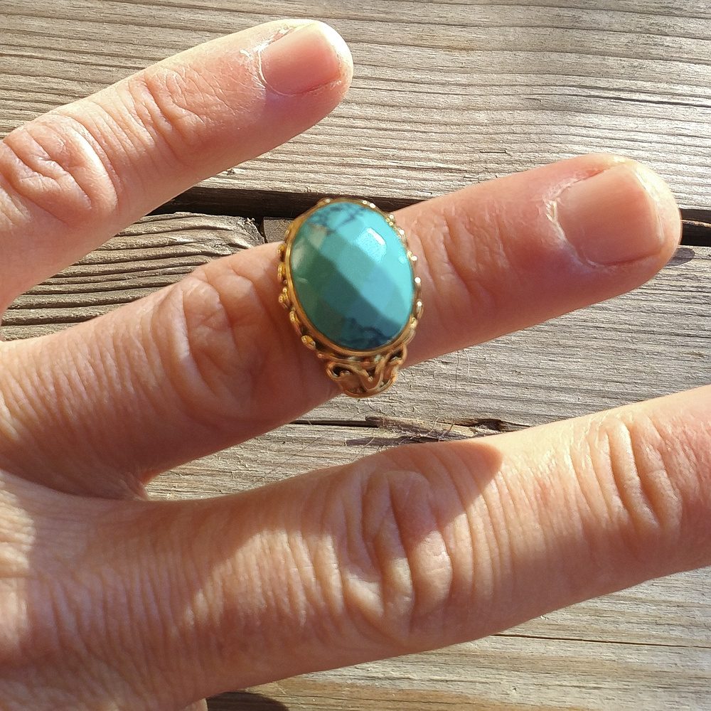 ANELLO con pietra AANGA in ottone color oro – howlite turchese