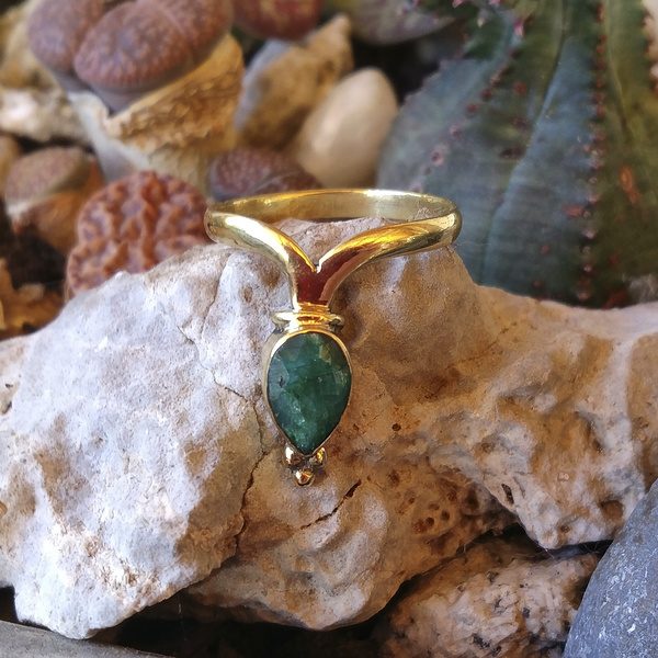 ANELLO etnico AASTHA in ottone con pietra smeraldo