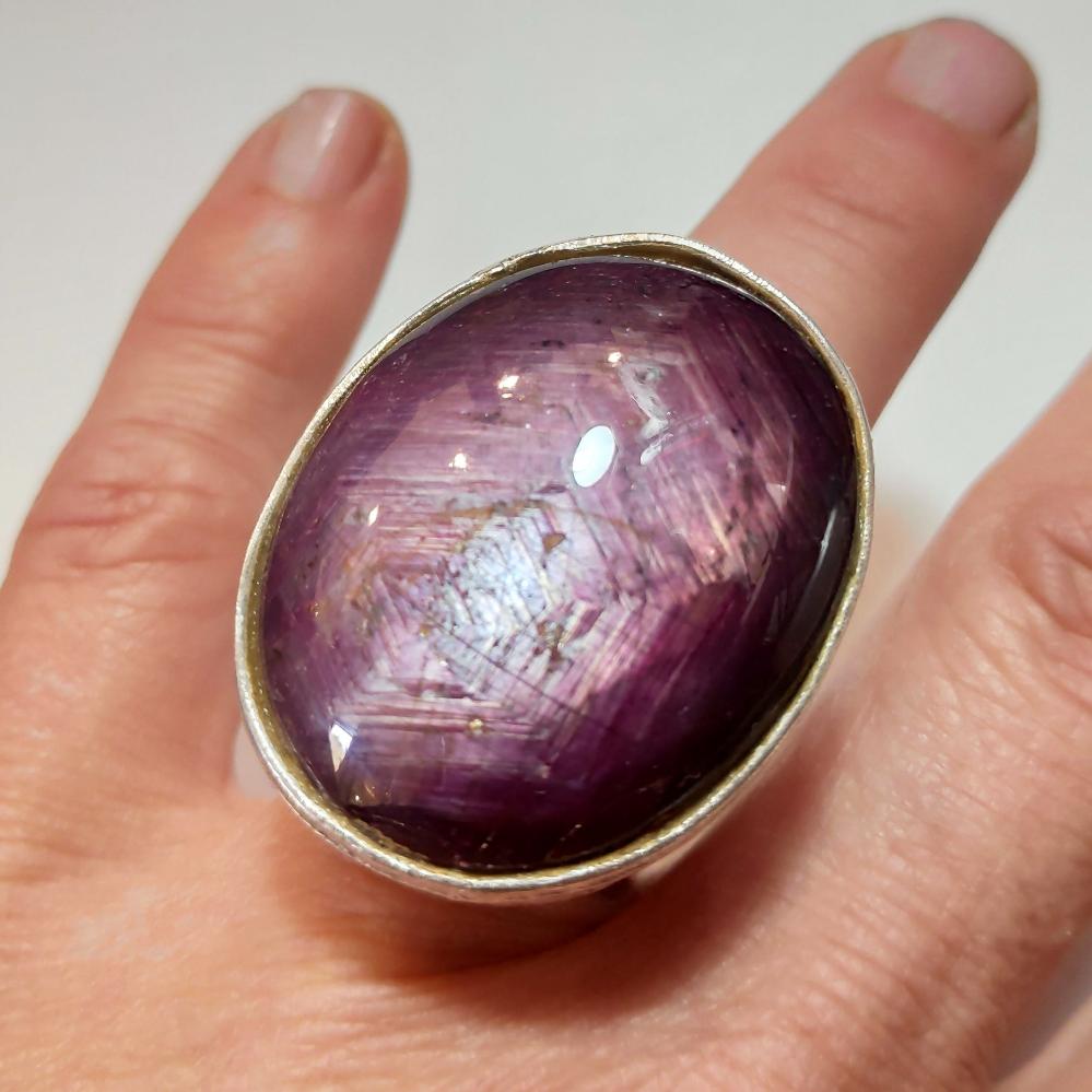Anello con pietra bronzeage1968 GARWHA – rubino stellato
