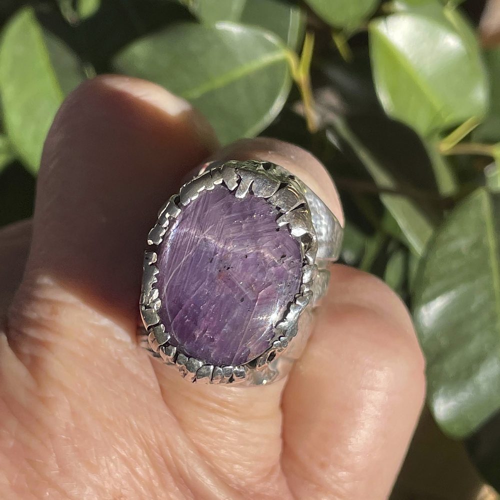 Anello artigianale con Rubino stellato in argento 925 - Pezzo unico