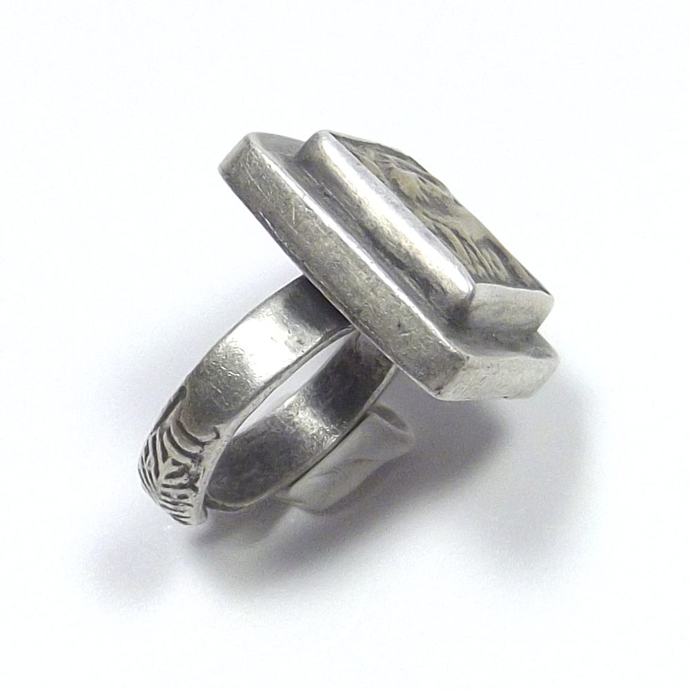 Anello SIGILLO ETNICO argento antico emblema elefante – laterale