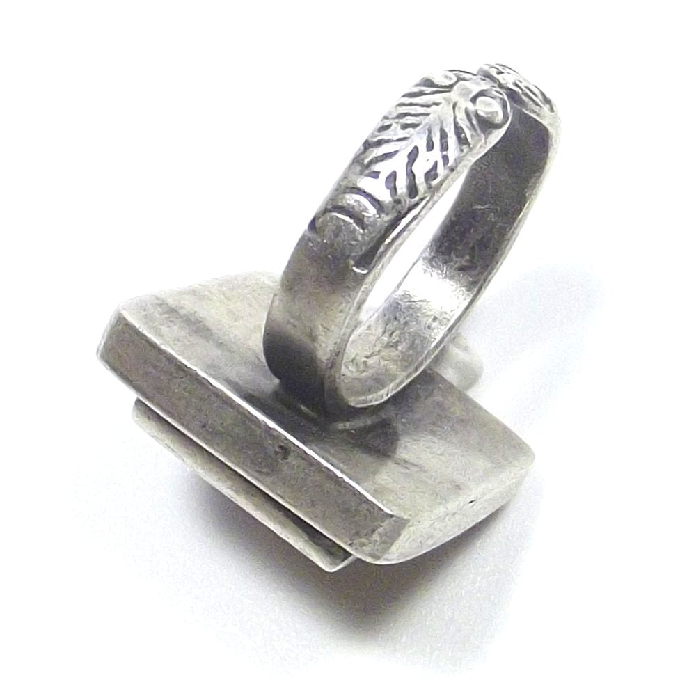 Anello SIGILLO ETNICO argento antico emblema elefante – fascia lavorata