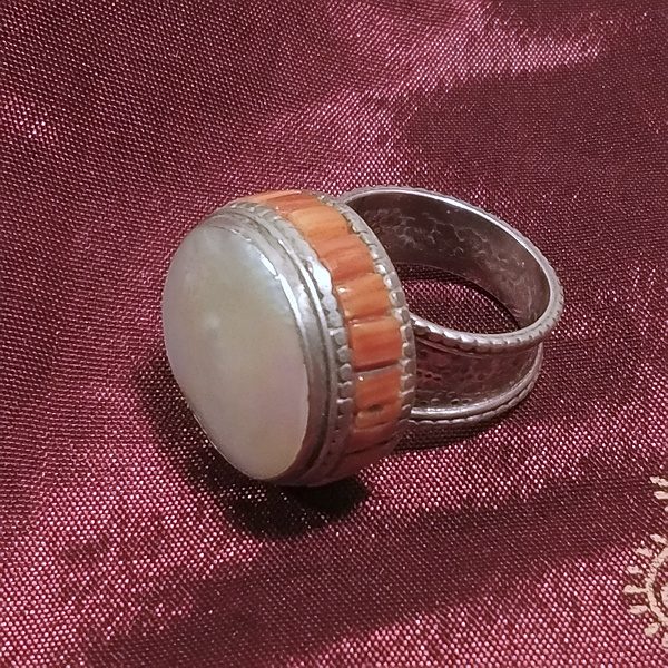 Anello TIBETANO DAWA con CORALLO in argento 925 | Gioielli etnici