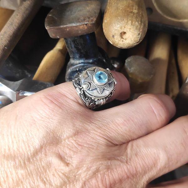 Anello PSYLLO veleno in argento 925 con topazio azzurro