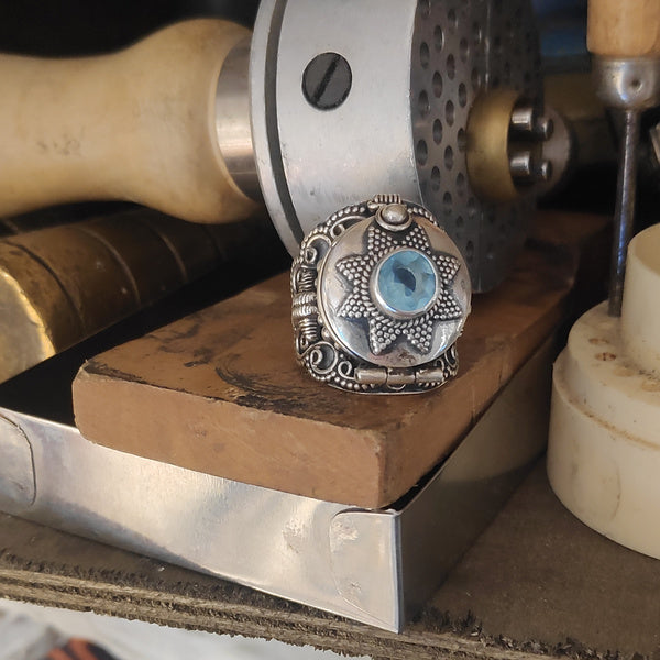 Anello PSYLLO veleno in argento 925 con topazio azzurro