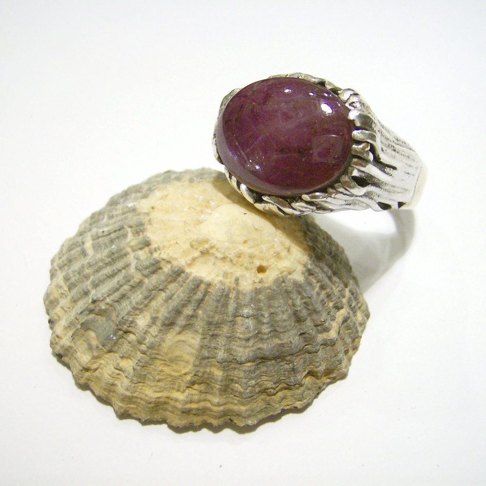 Anello in Argento con Rubino stellato