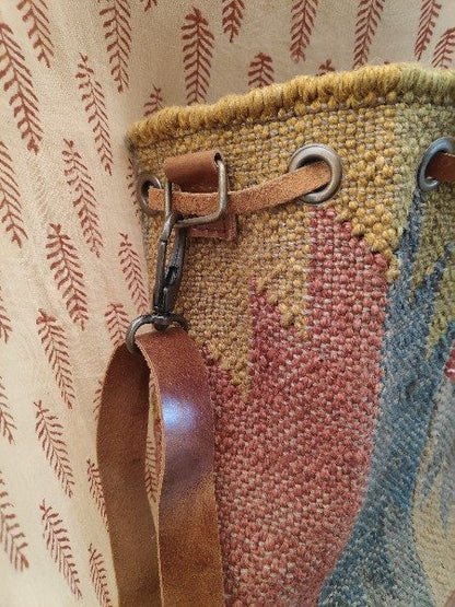 Tracolla/Zaino SUFI a SECCHIELLO artigianale realizzato con KILIM e Cuoio