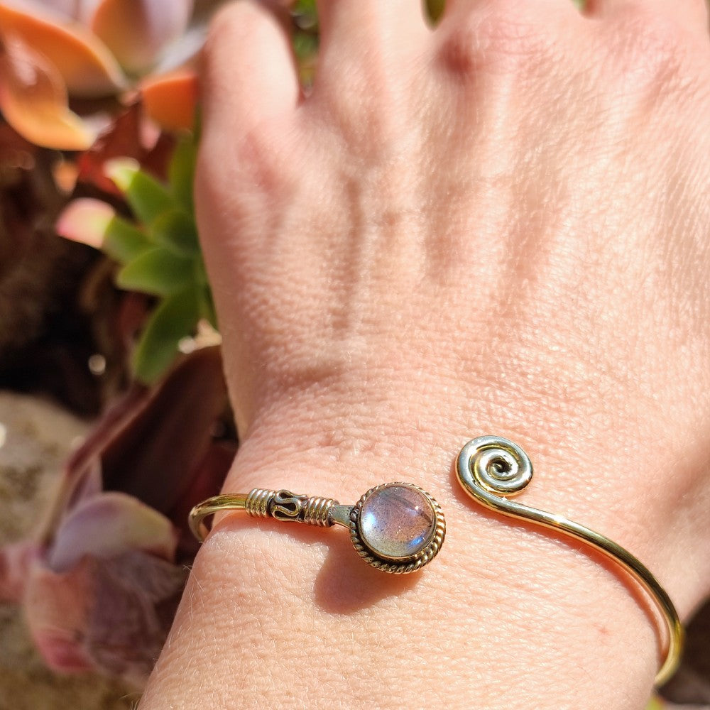 INDUMA bracciale in ottone a spirale con pietra labradorite
