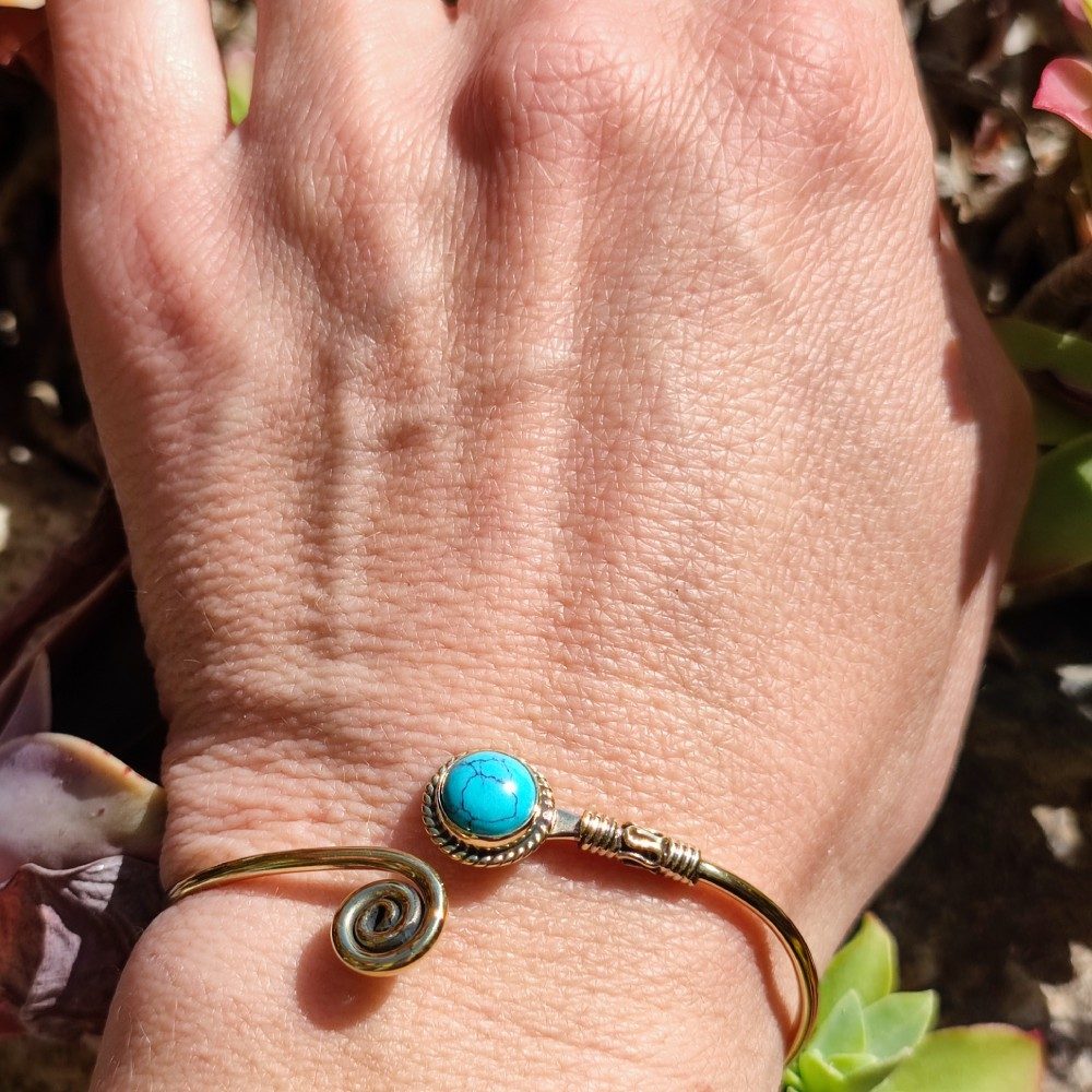 INDUMA bracciale in ottone a spirale con pietra howlite turchese