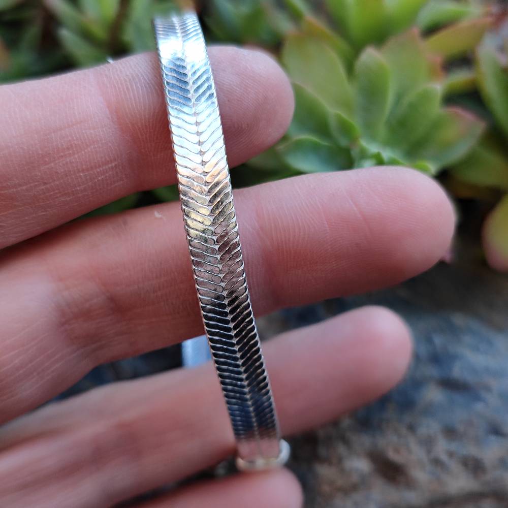 Bracciale Piatto Snake In Ottone Bagnato Argento – Largo 10 Mm, Lunghezza 19-22 Cm, Circa 30 Gr, Con Portachiavi Cornetto Portafortuna