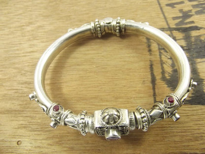 BRACCIALE fascia con filigrana e rubino - UMARI – immagine7