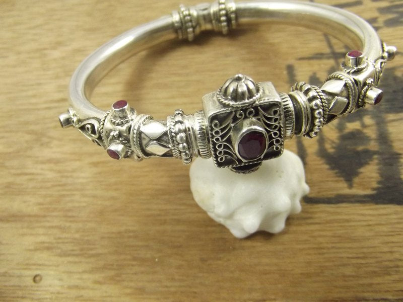 BRACCIALE fascia con filigrana e rubino - UMARI – immagine2