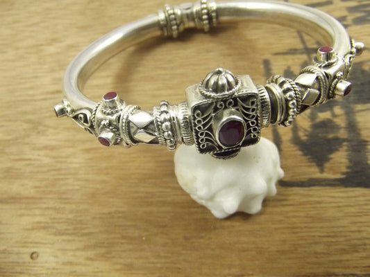 BRACCIALE fascia con filigrana e rubino - UMARI – immagine2