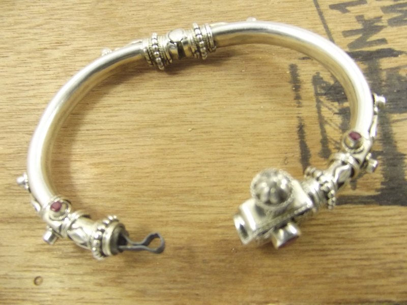 BRACCIALE fascia con filigrana e rubino - UMARI – immagine3