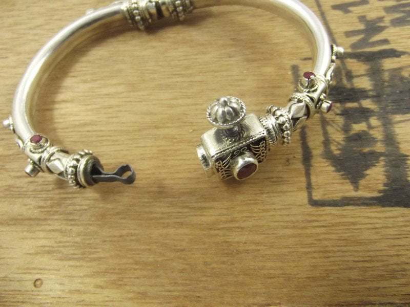 BRACCIALE fascia con filigrana e rubino - UMARI – immagine4