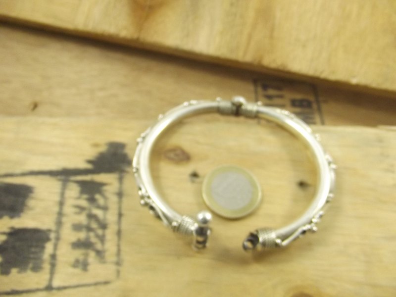 Bracciale fascia con filigrana e granato - NONYA – immagine4