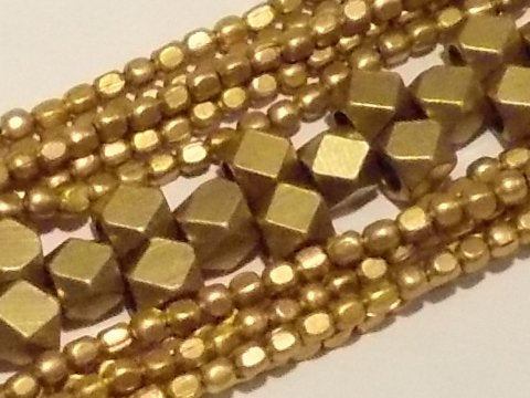 Bracciale etnico Naga in ottone – immagine2