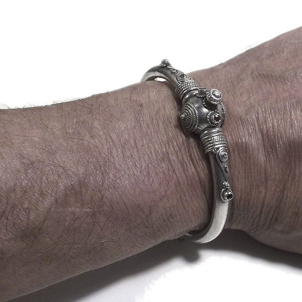Bracciale etnico PRAVI in argento rigido con SPINELLO NERO | Gioielli etnici Il mondo di Wit