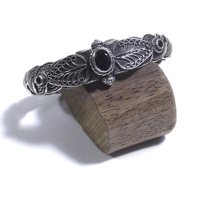 Bracciale etnico SWARA in argento rigido con SPINELLO NERO | Gioielli etnici Il mondo di Wit
