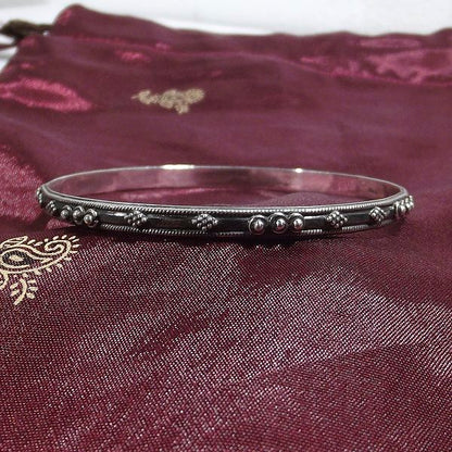 Bracciale etnico NYX a cerchio in argento - rigido | Gioielli etnici ilmondodiwit.com