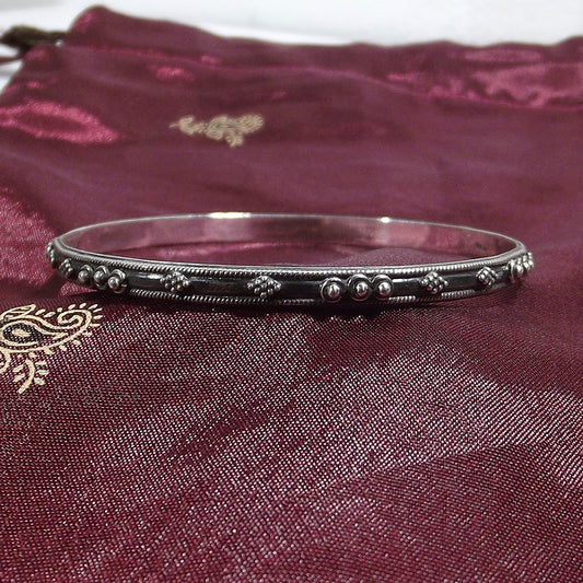 Bracciale etnico NYX a cerchio in argento - rigido | Gioielli etnici ilmondodiwit.com