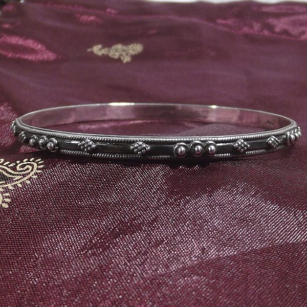 Bracciale etnico NYX a cerchio in argento - rigido | Gioielli etnici ilmondodiwit.com