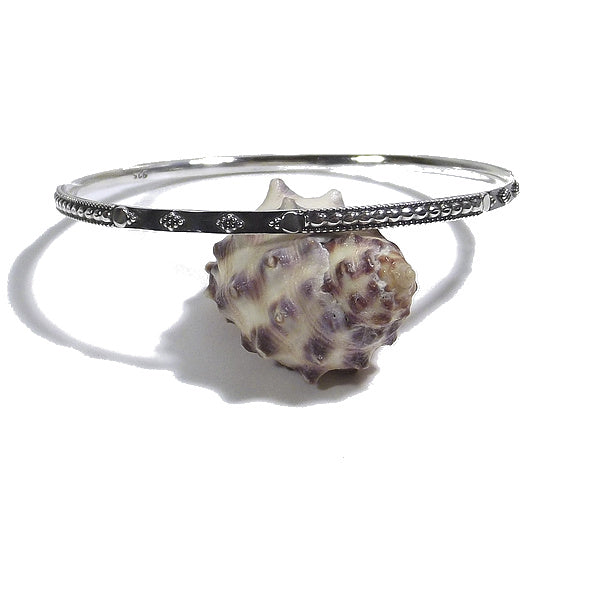 Bracciale etnico DUYEN a cerchio in argento - rigido | Gioielli etnici ilmodndodiwit.com