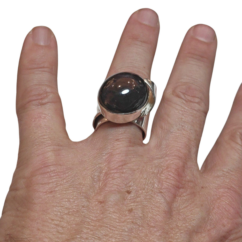 ANELLO con granato stellato e argento su mano