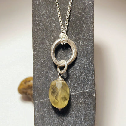 La Collana con pietra il cerchio della vita in argento 925