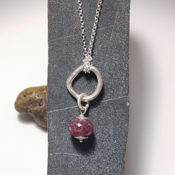 La Collana con pietra il cerchio della vita argento 925 - radice di rubino