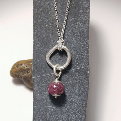 La Collana con pietra il cerchio della vita argento 925 - radice di rubino