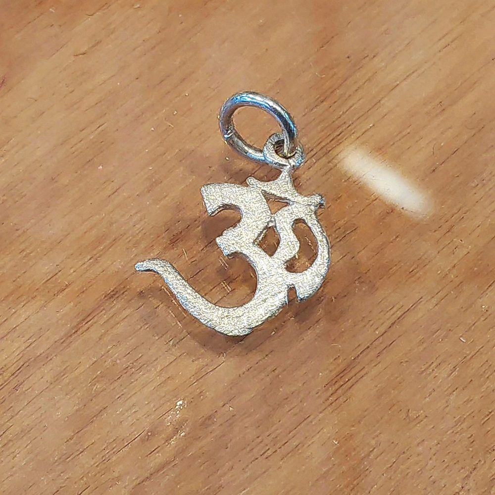 CIONDOLO OM in argento 925 - SANA - satinato