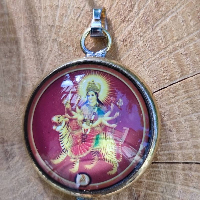 Ciondolo tradizionale indiano in ottone Durga sulla Tigre